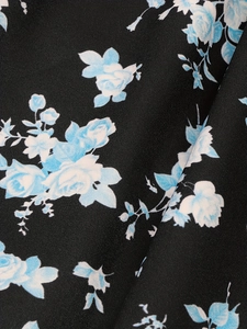 Pantalon droit pour femme avec imprimé floral de roses bleues et blanches sur tissu noir