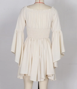 Vue détaillée d'une robe crème à manches longues avec taille froncée et manches cloche