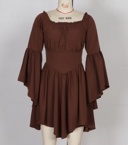 Détail d'une robe marron à manches longues avec manches cloche et taille en forme de V