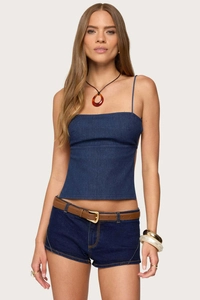 Détail du haut caraco en jean bleu foncé avec fines bretelles et ceinture à boucle