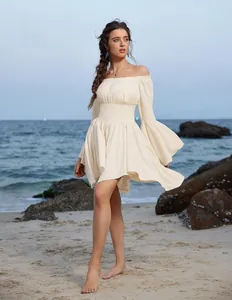 Détail d'une mini robe écrue à épaules dénudées avec taille élastique et manches volantées