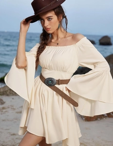 Détail d'une robe épaules dénudées avec manches cloches, taille froncée et style bohème