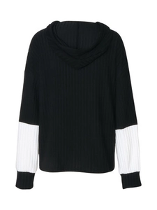 Cardigan da donna con cappuccio e maniche a righe bianche e nere vista posteriore