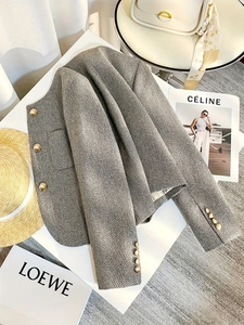 Giacca elegante in tweed grigio con bottoni dorati e girocollo in stile piatto