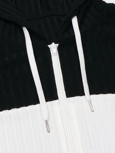 Felpa con cappuccio da donna a righe bicolore con cerniera e trama a costine verticali