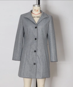 Dettaglio cappotto di lana grigio scuro con trama tweed, bavero e quattro bottoni neri