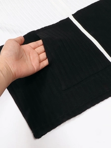 Cardigan da donna in maglia a coste nera con pratiche tasche quadrate anteriori