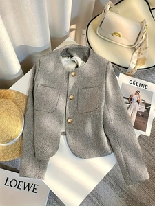 Elegante giacca in tweed grigio chiaro da donna con bottoni dorati e classico girocollo