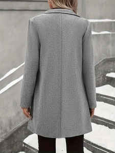 Vista posteriore di un cappotto lungo in lana grigio da donna con taglio dritto classico