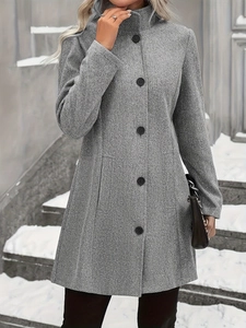 Cappotto lungo in lana grigio da donna con bottoni monopetto e collo alto in scena invernale