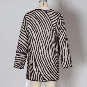 Détail du dos matelassé de cette veste d'hiver décontractée à rayures pour femme