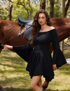 Détail de la robe courte noire à épaules dénudées avec des manches évasées et cintrée