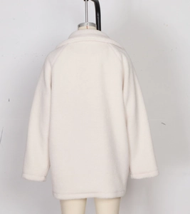 Rückansicht des cremeweißen Fleece-Mantels mit strukturierter Teddyfell-Optik