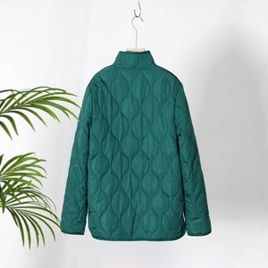 Rückansicht einer dunkelgrünen Steppjacke mit Zwiebelsteppmuster und einem Stehkragen