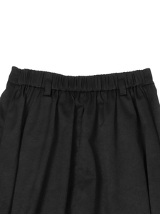 Détail de la taille élastique avec passants de ceinture sur une jupe noire