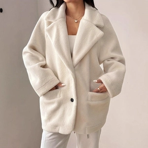 Detailansicht des Teddy-Fleece-Mantels mit breitem Revers und großer aufgesetzter Tasche