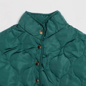 Detailaufnahme der dunkelgrünen Steppjacke mit Wellensteppung und edlen Metalldruckknöpfen