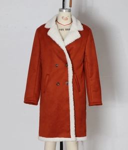 Détails du manteau en suédine rouille avec doublure en polaire blanche et revers doux