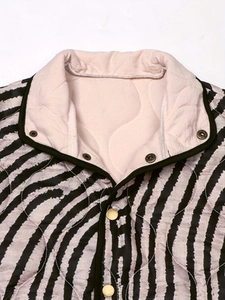 Veste matelassée à motif zèbre avec col montant et boutons-pression dorés en coupe ample