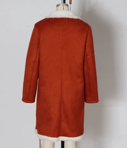 Vue détaillée du manteau long rouge brique avec col en polaire sherpa blanc et daim