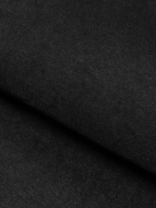 Vue macro d'un tissu noir haute densité montrant une texture fine et un drapé lisse