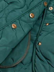 Dunkelgrüne Steppjacke mit Wellensteppung und hochwertigen goldenen Druckknöpfen