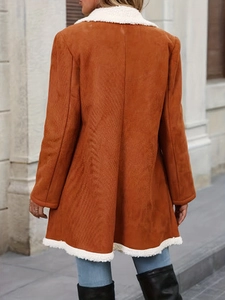 Manteau mi-long en daim caramel pour femme avec doublure en fausse fourrure blanche