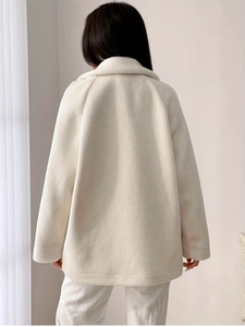 Damen-Mantel in Cremeweiß aus Teddy-Fleece, lockere Passform mit Raglanärmeln, Rückansicht