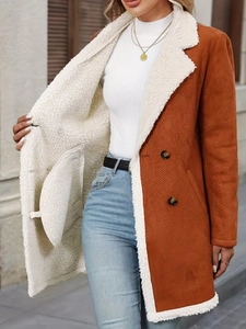 Manteau d'hiver en similicuir caramel avec doublure sherpa blanche chaude et boutonnage
