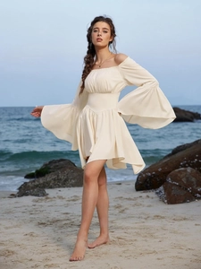 Robe Courte Épaules Dénudées Femme Satin Manches Cloche Taille Smokée Ourlet Irrégulier Robe de Vacances Bohème Vintage