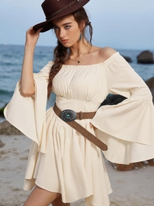 Robe bohème à épaules dénudées crème avec manches à volants et ceinture turquoise