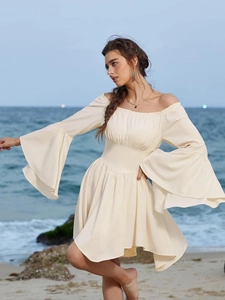 Robe courte crème à épaules dénudées avec manches cloche et taille ajustée pour la plage