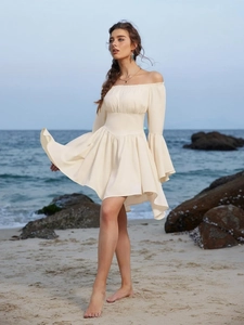 Robe courte chic épaules dénudées à manches cloche blanc crème pour les vacances