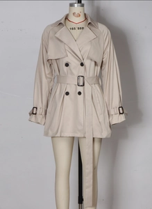 Détails du trench-coat beige à double boutonnage avec ceinture et sangles aux poignets