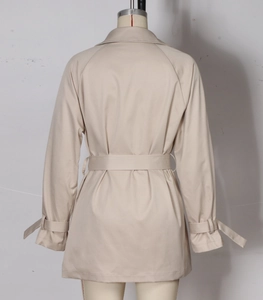Vue arrière d'un trench-coat beige avec ceinture réglable et boucles aux poignets