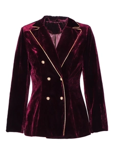 Blazer cintré en velours bordeaux avec boutons dorés et liseré doré élégant