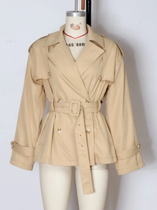 Gabardina corta caqui para mujer con botones de doble botonadura y cinturón ajustable