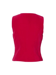 Détail du tissu en velours rouge texturé et coupe ajustée au dos du gilet sans manches