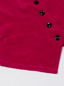 Détail macro du gilet en velours avec quatre boutons noirs brillants et coupe asymétrique