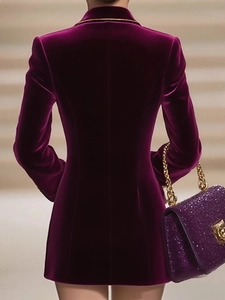Blazer cintré en velours violet pour femme avec sac à bandoulière assorti à paillettes