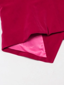 Détail du gilet en velours rose montrant une doublure en satin rose et des coutures précises