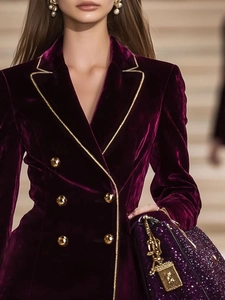 Détails de la veste en velours bordeaux avec liseré doré et double boutonnage chic