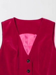 Détail du gilet en velours rouge foncé avec doublure en satin rose contrastée et boutons