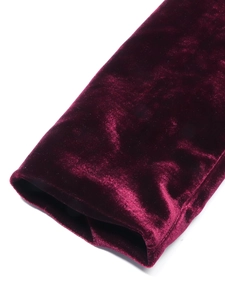 Détail macro du tissu en velours bordeaux foncé lisse et texture du poignet de la veste