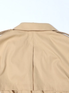 Detalle del cuello trasero de una gabardina caqui con solapa y costuras precisas en primer plano