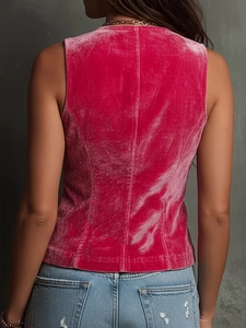 Gilet ajusté pour femme en velours rose avec jean bleu délavé vu de l'arrière