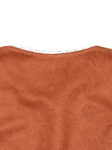 Dettaglio del gilet in camoscio caramello con bordo in pizzo bianco e finitura retrò chic
