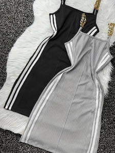 Robe Courte Moulante Sexy à Côtes pour Femmes avec Bretelles Chaîne en Métal Doré Sans Manches Bandes Latérales Fête