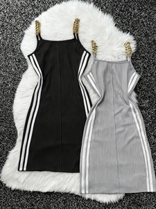 Robe moulante sexy avec bretelles chaîne dorée et rayures latérales en noir et gris