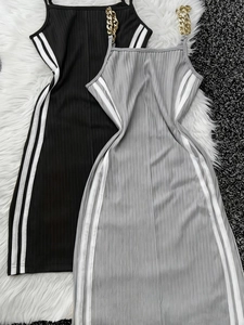 Robe courte moulée côtelée avec bretelles chaîne et rayures latérales noires et grises